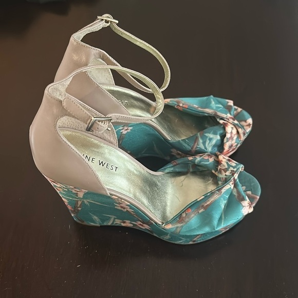Nine West Dig Platform Chinoiserie Wedge
Sandals Sz 8 Ankle Strap Cocktail Party - Picture 2 of 10